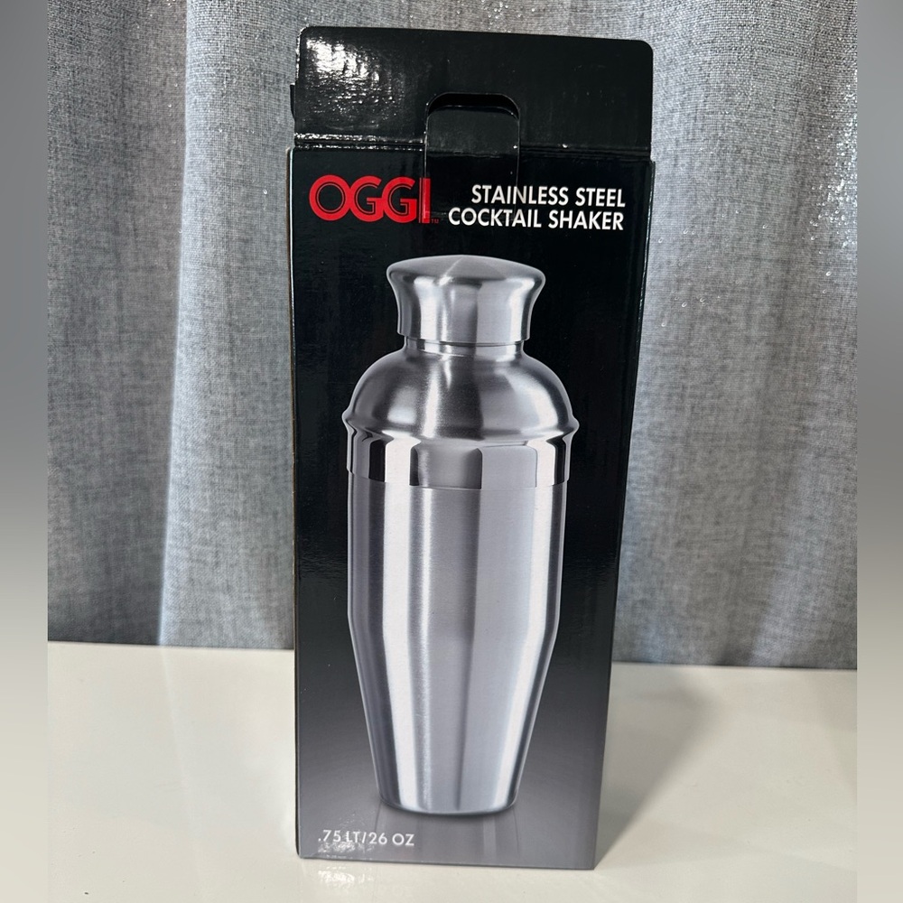 Oggi classic stainless steel cocktail shaker with built in ice strainer. .75LT.